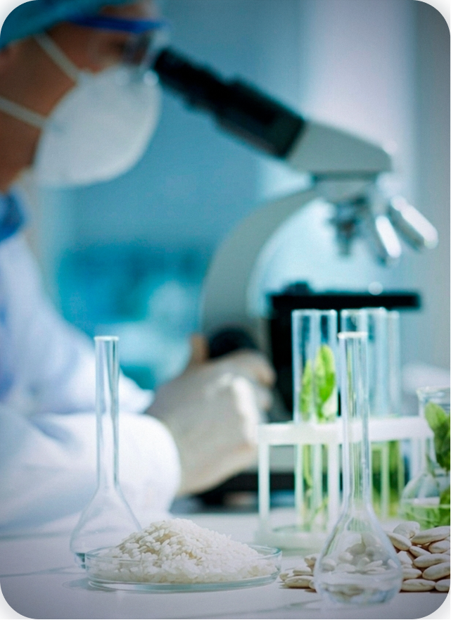 Científico en laboratorio de biotecnología